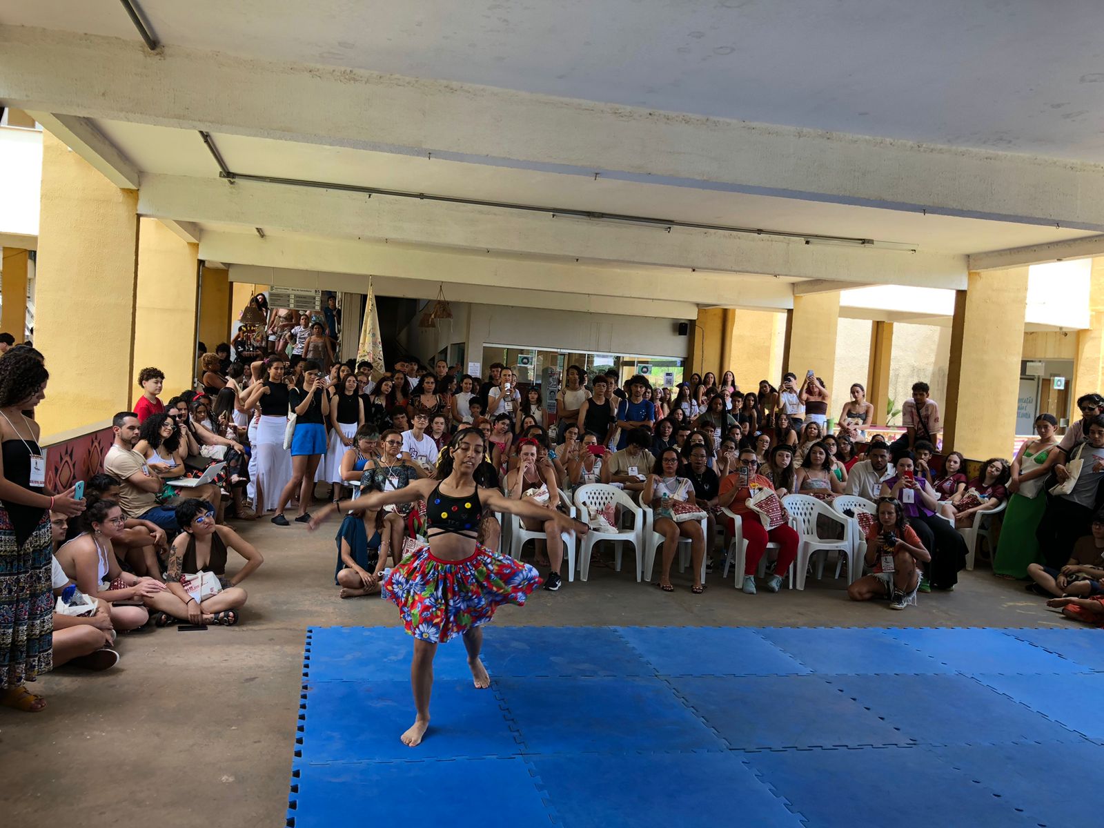 A dançarina Ana Caroline de Souza faz apresentação da coreografia boneca de pano